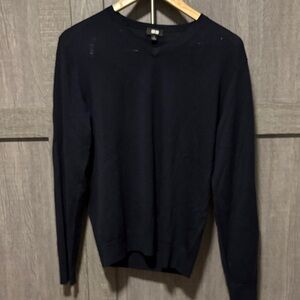 Uniqlo Men's V-Neck Wool Sweater in Deep Navy